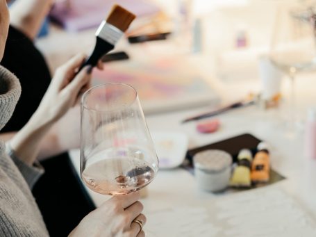 Detaillierte Zeichnung – Auftragsarbeit – Auftragskunst Zwei weiße Störche fliegen über einem bunten, abstrakten Hintergrund.