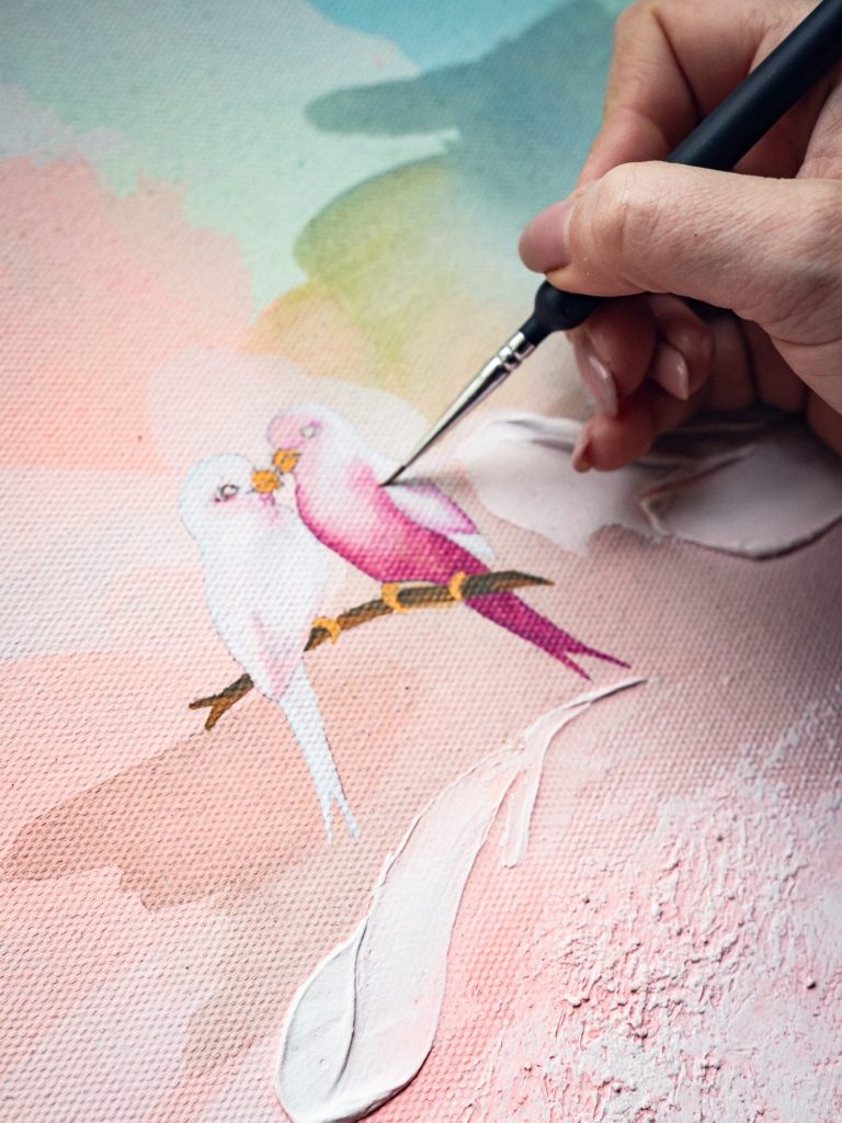 Wedding-Painting – Hochzeitsmalerei – Künstlerisches Gästebuch Eine Braut in einem eleganten Kleid, während sie an einem Kunstwerk malt.