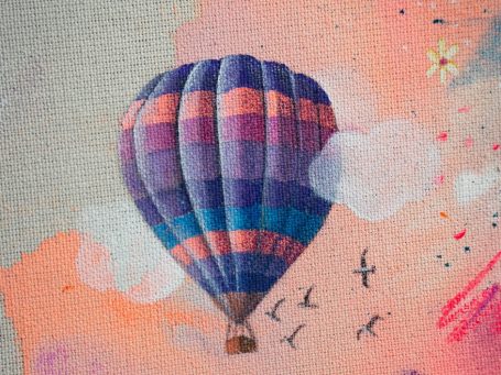 Detaillierte Zeichnung – Auftragsarbeit – Auftragskunst Bunte Heißluftballon fliegt über Wolken und Vögel im Himmel.