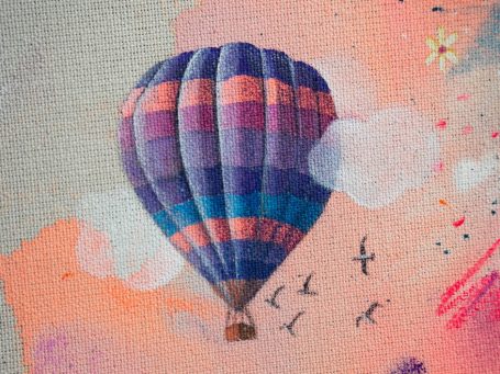 Event-Malerei – Workshop Bunte Malutensilien und Bastelmaterialien auf einem Tisch, bereit zum Kreativsein.