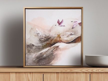 Abstraktes Kunstwerk mit Vögeln. Abstrakte Landschaft mit sanften Farben und Vogelmotiven in einem Holzrahmen.