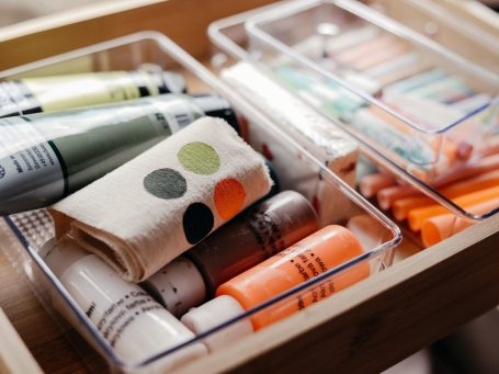 Detaillierte Zeichnung – Auftragsarbeit – Auftragskunst Bunte Heißluftballon fliegt über Wolken und Vögel im Himmel.