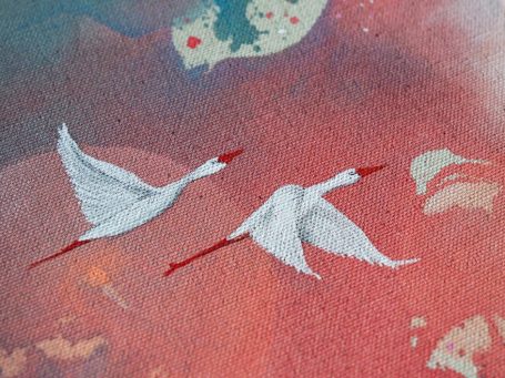 Detaillierte Zeichnung – Auftragsarbeit – Auftragskunst Zwei weiße Störche fliegen über einem bunten, abstrakten Hintergrund.