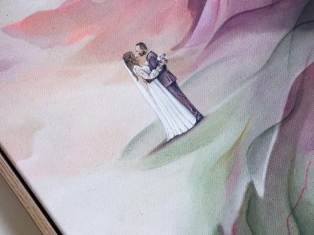 Atelier abstrakte Kunstwerke Anca Juliana geht an abstrakten Gemälden in einem Atelier vorbei.