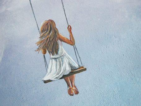 Wedding-Painting – Hochzeitsmalerei – Künstlerisches Gästebuch Hände halten einen Pinsel und malen auf einer Leinwand während einer Hochzeit.